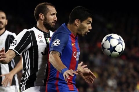 Barcelona's Luis Suarez, right, fights for the ball with Juventus' Giorgio Chiellini during the Champions League quarterfinal second leg soccer match between Barcelona and Juventus at Camp Nou stadium in Barcelona, Spain, Wednesday, April 19, 2017. (AP Photo/Emilio Morenatti)