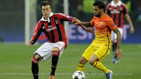 MILAN, ITALY - FEBRUARY 20:  Daniel Alves of FC Barcelona compete for the ball with Stephan El Shaarawy of AC Milan (L) during the UEFA Champions League Round of 16 first leg match between AC Milan and Barcelona at San Siro Stadium on February 20, 2013 in Milan, Italy.  (Photo by Claudio Villa/Getty Images)