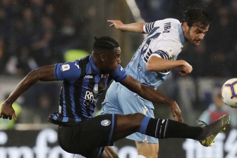 Atalanta's Duvan Zapata, left, challenges for the ball with Lazio's Marco Parolo during the Italian Cup soccer final match between Lazio and Atalanta, at the Rome Olympic stadium, Wednesday, May 15, 2019. (AP Photo/Alessandra Tarantino)