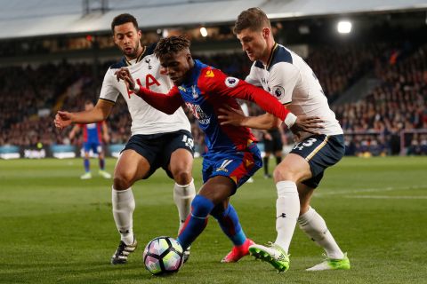 Crystal Palace's Wilfried Zaha, centre, competes for the ball with Tottenham's Ben Davies, right, and Tottenham's Mousa Dembele during the English Premier League soccer match between Crystal Palace and Tottenham Hotspur at Selhurst Park stadium in London, Wednesday, April 26, 2017. (AP Photo/Kirsty Wigglesworth)