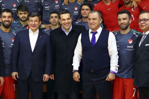 Ο πρωθυπουργός της Τουρκίας, Αχμέτ Νταβούτογλου, ο πρωθυπουργός της Ελλάδας, Αλέξης Τσίπρας, και ο προπονητής της Τουρκίας, Φατίχ Τερίμ, έπειτα από φιλικό των δύο χωρών στην Κωνσταντινούπολη | Τρίτη 17 Νοεμβρίου 2015