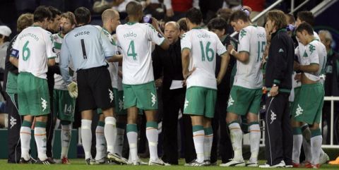 Werder's Bremen coach Thomas Schaaf gives instructions to his players at the end of full time during the UEFA Cup final soccer match between Werder Bremen and Shakhtar Donetsk at the Sukru Saracoglu Stadium in Istanbul, Turkey, Wednesday May 20, 2009.  (AP Photo/Ibrahim Usta)