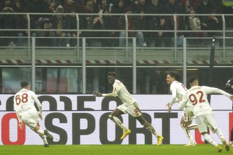 Οι παίκτες της Ρόμα πανηγυρίζουν γκολ που σημείωσαν κόντρα στη Μίλαν για τη Serie A 2022-2023 στο "Τζιουζέπε Μεάτσα", Μιλάνο | Κυριακή 8 Ιανουαρίου 2023