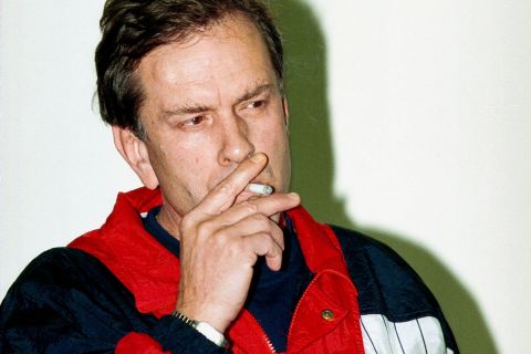 Ο Γιάννης Ιωαννίδης, σε χαρακτηριστικό στιγμιότυπο με το τσιγάρο στο στόμα