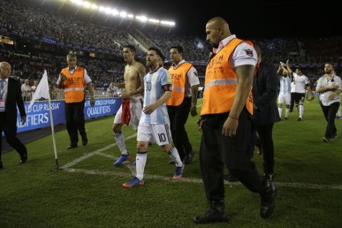 Argentinas Lionel Messi, center,  and Angel Di Maria, center left, leave the pitch after  a 2018 Russia World Cup qualifying soccer match between Argentina and Chile at the Monumental stadium in Buenos Aires, Argentina, Thursday March 23, 2017. Argentina won the match 1-0. (AP Photo/Victor R. Caivano)