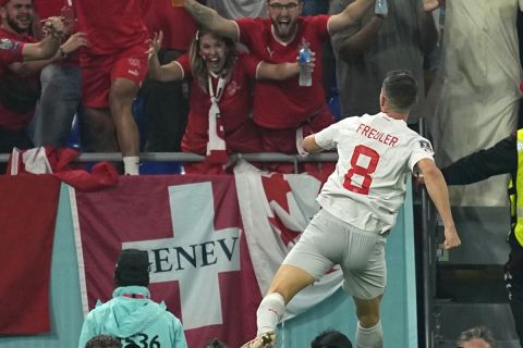 Ο Ρέμο Φρόιλερ πανηγυρίζει γκολ στο Σερβία - Ελβετία