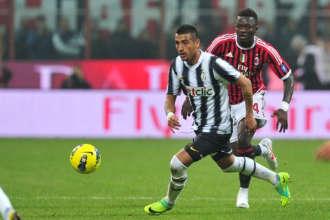 Juventus midfielder Arturo Vidal of Chile (L) fights for the ball with AC Milan midfielder Sulley Muntari (R) on February 25, 2012 during a Serie A football match at the San Siro stadium in Milan. AFP PHOTO / GIUSEPPE CACACE (Photo credit should read GIUSEPPE CACACE/AFP/Getty Images)