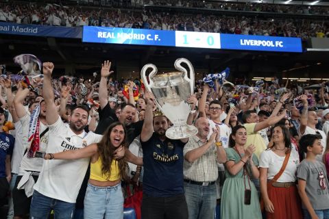Οι οπαδοί της Ρεάλ πανηγυρίζουν στο Μπερναμπέου το φινάλε του τελικού του Champions League