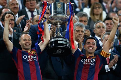Ο Αντρέ Ινιέστα με τον Τσάβι σηκώνουν το τρόπαιο του Copa del Rey