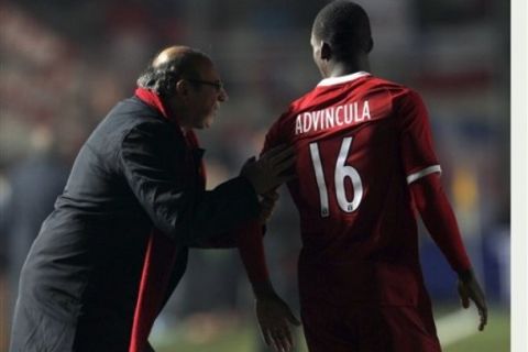 Peru's coach Sergio Markarian instructs player Luis Advincula during a Copa America Group C soccer match against Uruguay in San Juan, Argentina, Monday, July 4, 2011. The game ended tied 1-1. (AP Photo/Roberto Candia)