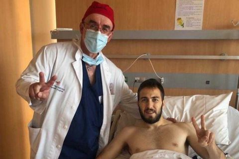 Ο Κώστας Φορτούνης μαζί με τον γιατρό του Ολυμπιακού, Χρήστο Θέο, μετά από εγχείριση στην οποία υποβλήθηκε