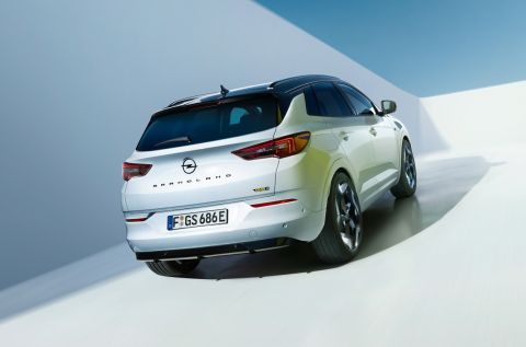 Opel Grandland GSe: To σπορ SUV των 300 ίππων που "ηλεκτρίζει" με τις επιδόσεις του - Πότε έρχεται στην Ελλάδα