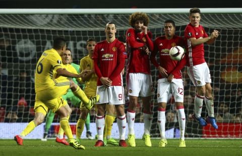 Rostov's Christian Noboa, left, shoots a free kick in the last seconds of the Europa League round of 16, second leg, soccer match between Manchester United and FC Rostov at Old Trafford Stadium in Manchester, England, Thursday March 16, 2017. (AP Photo/Dave Thompson)