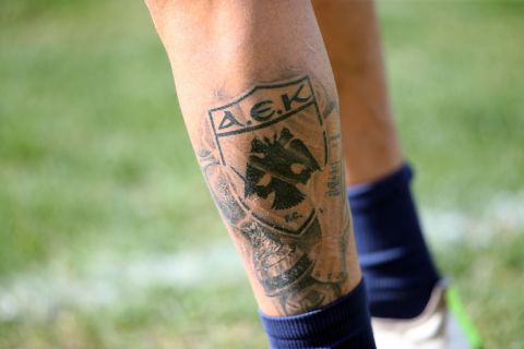 Το εντυπωσιακό τατουάζ του Ρόα με το σήμα της Ένωσης και τους δύο τίτλους