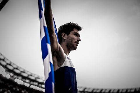 Ο Μίλτος Τεντόγλου με την ελληνική σημαία 