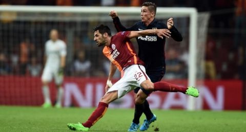 Atletico Madrid's Fernando Torres (R) vies for the ball with Galatasaray's Hakn Balta (L) during the Champions League group C football match Galatasaray vs Atletico Madrid on September 15, 2015 at the TT Arena Stadium in Istanbul. AFP PHOTO / OZAN KOSE        (Photo credit should read OZAN KOSE/AFP/Getty Images)