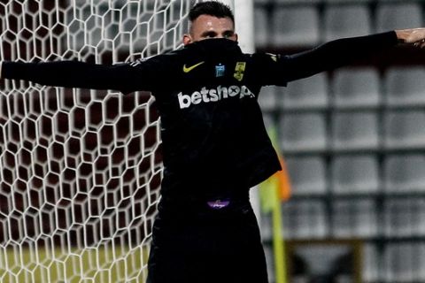 Ο Δημήτρης Μάνος πανηγυρίζει γκολ του με τη φανέλα του Άρη κόντρα στην ΑΕΛ για την Super League