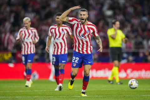 Ο Μάριο Ερμόσο πανηγυρίζει το γκολ του στο ντέρμπι της Ατλέτικο με τη Ρεάλ για τη La Liga 2022/23.