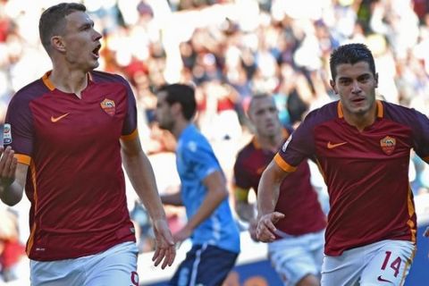 AS Roma's Edin Dzeko (L) celebrates after scoring by penalty the 1-0 goal during the Italian Serie A soccer match between AS Roma and SS Lazio at the Olimpico stadium in Rome, Italy, 08 November 2015.  ANSA/ETTORE FERRARI






