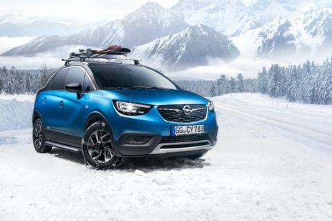 The slopes are calling: Winter sports fans can take everything they need for their skiing holiday thanks to the matching roof rack systems for the Opel Crossland X.
