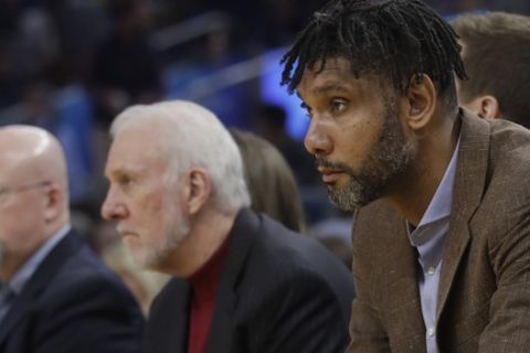 San Antonio Spurs assistand coach Tim Duncan, center, watches next to head coach Gregg Popovich, center left, during an NBA basketball game against the Golden State Warriors in San Francisco, Friday, Nov. 1, 2019. (AP Photo/Jeff Chiu)