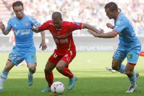 From left, Marseille's midfielder Mathieu Valbuena, Valenciennes' midfielder Matthieu Dossevi and Marseille's forward Billel Omrani challenge the ball during their French League one soccer match in Valenciennes, northern France, Sunday, Sept. 30, 2012. (AP Photo/Michel Spingler)