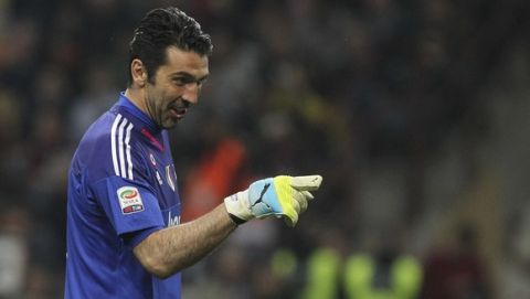 MILAN, ITALY - APRIL 09:  Gianluigi Buffon of Juventus FC gestures during the Serie A match between AC Milan and Juventus FC at Stadio Giuseppe Meazza on April 9, 2016 in Milan, Italy.  (Photo by Marco Luzzani/Getty Images)