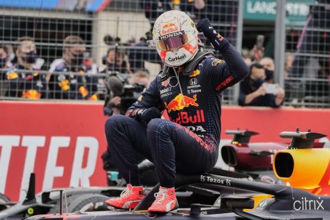 Ο Μαξ Φερστάπεν της Red Bull πανηγυρίζει τη νίκη του στο GP της Γαλλίας στο "Πολ Ρικάρ", Καστελέ | Κυριακή 20 Ιουνίου 2021