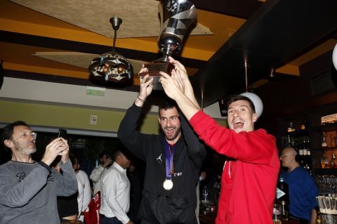 Ολυμπιακός: Το γλέντι για την κατάκτηση του Challenge Cup με show Ιντάλγκο και πούρο από τον Τζουλιάνι