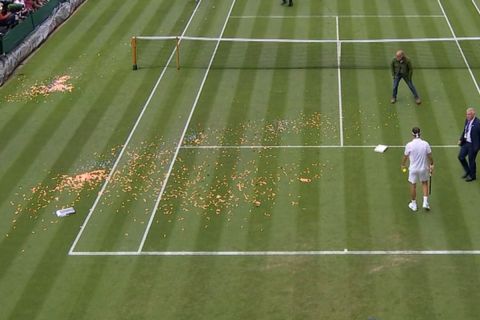 Wimbledon: Εισβολείς μπήκαν στο court 18, έριξαν κομφετί και κομμάτια παζλ και διέκοψαν αγώνα