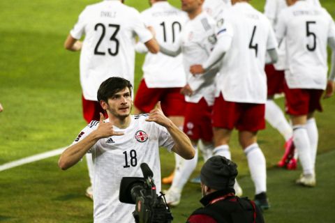 Ο Κβίχα Κβαρατσκέλια της Γεωργίας πανηγυρίζει γκολ που σημείωσε απέναντι στην Ισπανία για τους προκριματικούς ομίλους του Παγκοσμίου Κυπέλλου 2022 στο "Μπόρις Παϊχάτζε", Τιφλίδα | Κυριακή 28 Μαρτίου 2021