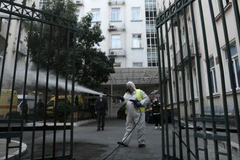 Απολυμάνσεις από τον δήμο Αθηναιών σε νοσοκομεία την Δευτέρα 9 Νομεβρίου 2020 κατά την περίοδο της καραντίνας για την καταπολέμηση του κορονοϊού