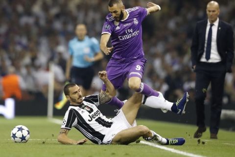 Real Madrid's Karim Benzema, right, and Juventus' Leonardo Bonucci compete during the Champions League final soccer match between Juventus and Real Madrid at the Millennium stadium in Cardiff, Wales Saturday June 3, 2017. (AP Photo/Frank Augstein)