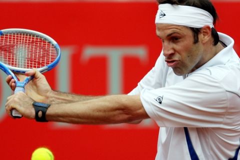 Great Britain's Greg Rusedski returns the ball to Italy's Stefano Galvani during the second round of the Rome Masters tennis tournament, in Rome, Wednesday, May 10, 2006. (AP Photo/Andrew Medichini)