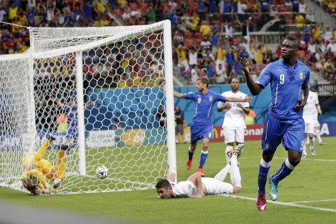 Ο Μάριο Μπαλοτέλι πανηγυρίζει γκολ της Ιταλίας κόντρα στην Αγγλία στο Μουντιάλ της Βραζιλίας | 14 Ιουνίου 2014