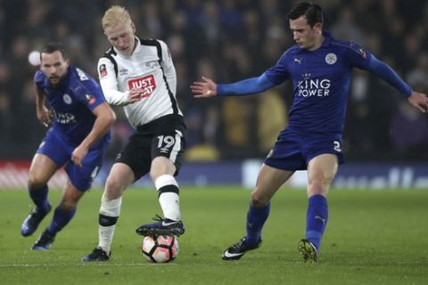 Derby County's Will Hughes, center, takes on Leicester City's Ben Chillwell, right, and Danny Drinkwater during the English FA Cup fourth round soccer match between Leicester City and Derby County at Pride Park, Derby, England, Friday, Jan. 27, 2017. (Nick Potts/PA via AP)