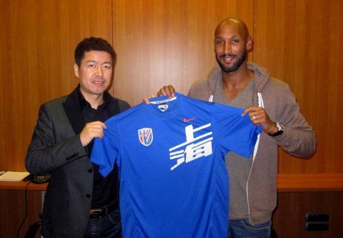 ---- EDITORS NOTE ---- RESTRICTED TO EDITORIAL USE MANDATORY CREDIT "AFP PHOTO/Shanghai Shenhua Club/NO MARKETING NO ADVERTISING CAMPAIGNS - DISTRIBUTED AS A SERVICE TO CLIENTS
This handout picture released by Shanghai Shenhua Club on December 12, 2011 shows Chelsea striker Nicolas Anelka (R) holding a Jersey of the Shenhua club as he poses with Shenhua club's investor Zhujun in Paris. Shanghai Shenhua said on December 12 that Chelsea striker Nicolas Anelka will start a two-year contract with the club in January, in a major coup for Chinese football which has been plagued by scandals.    AFP PHOTO / Shanghai Shenhua Club (Photo credit should read Shanghai Shenhua Club/AFP/Getty Images)