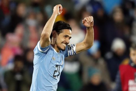 Ο Καβάνι  με τη φανέλα της Ουρουγουάης πανηγυρίζει το γκολ που πέτυχε κόντρα στον Παναμά σε φιλικό αγώνα