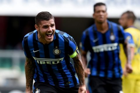 VERONA, ITALY - SEPTEMBER 20:  Mauro Icardi of FC Internazionale celebrates after scoring the opening goal during the Serie A match between AC Chievo Verona and FC Internazionale Milano at Stadio Marc'Antonio Bentegodi on September 20, 2015 in Verona, Italy.  (Photo by Claudio Villa - Inter/Inter via Getty Images)