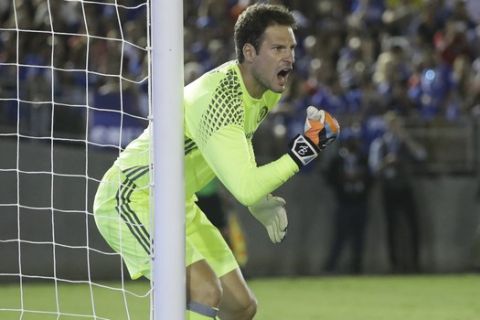 Chelsea goalkeeper Asmir Begovic gestures during the first half of the International Champions Cup soccer match against the Liverpool at the Rose Bowl, Wednesday, July 27, 2016, in Pasadena , Calif. (AP Photo/Jae C. Hong)