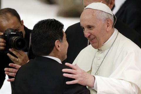 Ο Πάπας Φραγκίσκος με τον Ντιέγκο Μαραντόνα