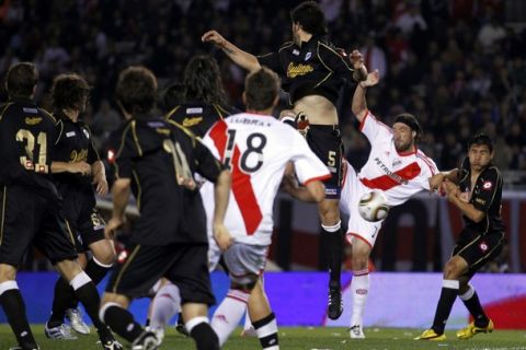 River Plate's Mariano Pavone (2nd R) scores a goal under pressure from Quilmes' Enzo Kalinski (R) during their Argentine First Division soccer match in Buenos Aires, September 26, 2010. REUTERS/Marcos Brindicci (ARGENTINA - Tags: SPORT SOCCER)