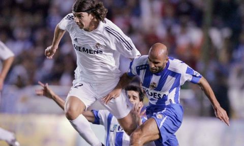 Real Madrid's Pablo Garcia of Uruguay, left, tries to escape Deportivo la Coruna's Manuel Pablo, right and Juan Carlos Valeron during a Spanish league soccer match in A Coruna, Spain Wednesday Oct. 26, 2005. Deportivo won the game 3-1.  (AP Photo/Lalo R. Villar)