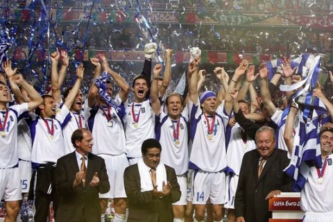 epa000226676 Greek captain Theodoros Zagorakis (R) lifts the trophy after the team won the Euro 2004 final between Portugal and Greece at Luz stadium in Lisbon on Sunday, 04 July 2004.  EPA/FILIPPO MONTEFORTE NO MOBILE PHONE APPLICATIONS