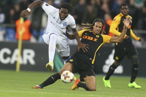 Dynamo Kiev's Dieumerci Mbokani, left, struggles for the ball with Young Boys Kevin Mbabu during the Group B Europa League soccer match between Dynamo Kiev and Young Boys at the Olympiyskiy stadium in Kiev, Ukraine, Thursday, Oct. 19, 2017. (AP Photo/Andriy Lukatsky)