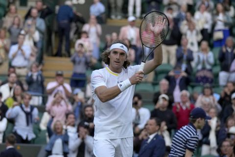 Ο Στέφανος Τσιτσιπάς σε αναμέτρησή του στο Wimbledon | 28 Ιουνίου 2022