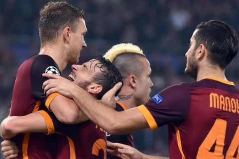 AS Roma's Edin Dzeko (L) celebrates with his teammates after scoring the 2-0 goal during the UEFA Champions League group E soccer match between AS Roma and Bayer Leverkusen at the Olimpico stadium in Rome, Italy, 04 November 2015.      ANSA/ETTORE FERRARI







