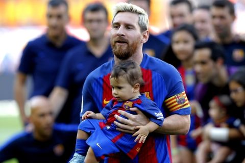 EDS NOTE : SPANISH LAW REQUIRES THAT THE FACES OF MINORS ARE MASKED IN PUBLICATIONS WITHIN SPAIN FC Barcelona's Lionel Messi holds his son Mateo prior to the Spanish La Liga soccer match between FC Barcelona and Betis at the Camp Nou in Barcelona, Spain, Saturday, Aug. 20, 2016. (AP Photo/Manu Fernandez)