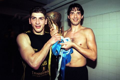 Ο Παναγιώτης Λιαδέλης και ο Μάριο Μπόνι με το τρόπαιο του Κυπέλλου Κόρατς που ο Άρης κατέκτησε το 1997 στην Προύσα