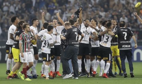 Corinthians players celebrate winning the Brasileirao soccer championship title, after their match with Fluminense in Sao Paulo, Brazil, Wednesday, Nov. 15, 2017. Corinthians won 3-1. (AP Photo/Andre Penner)